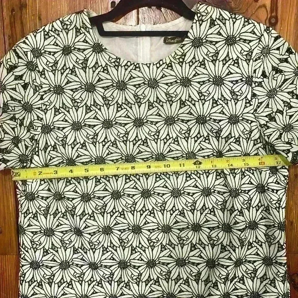 J. McLaughlin Floral Eyelet Black White Top Blouse Short Sleeve Size Small - Picture 7 of 8